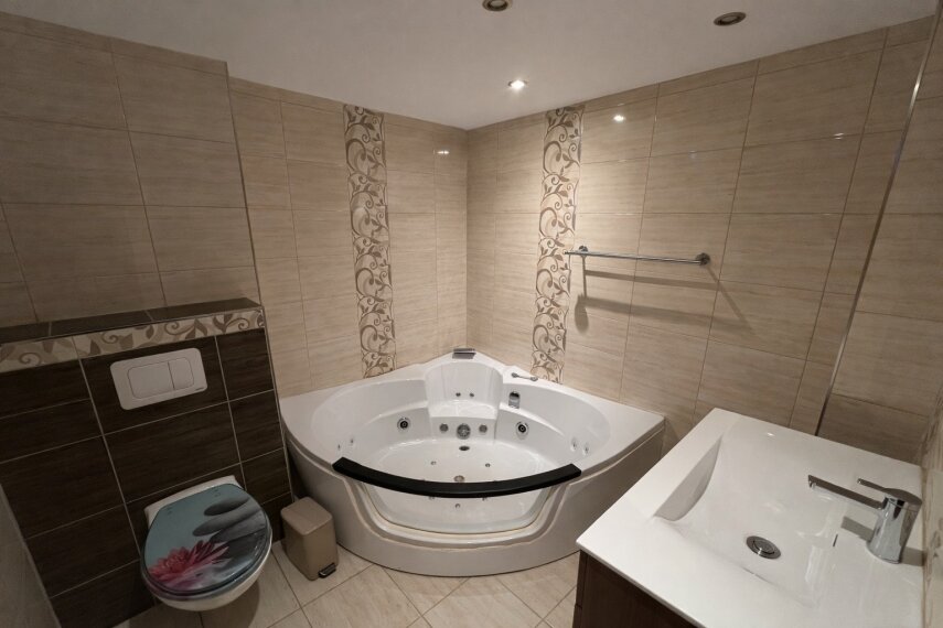 Whg. 2 Badezimmer (OG)