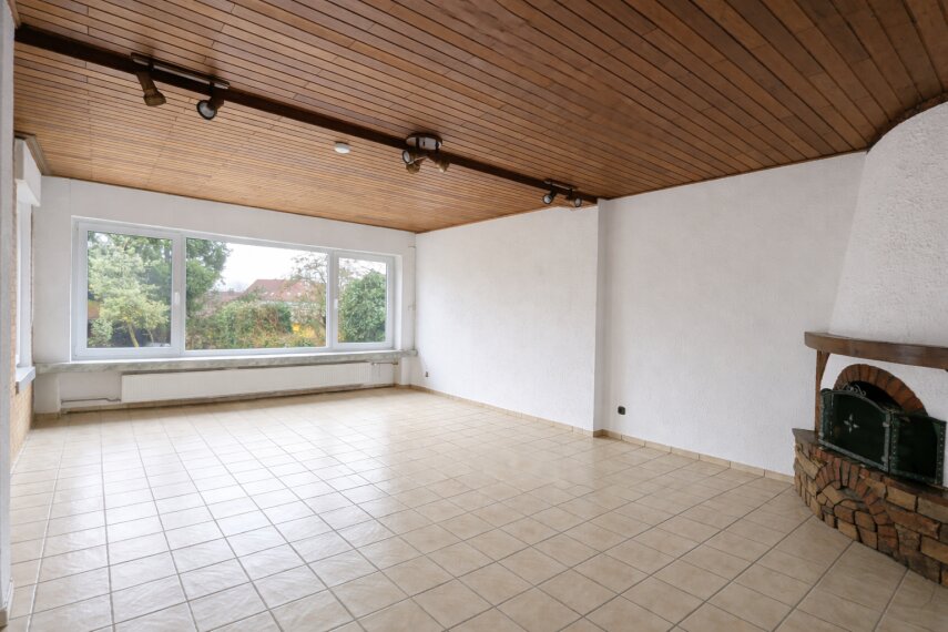 Wohnzimmer mit Deko-Kachelofen