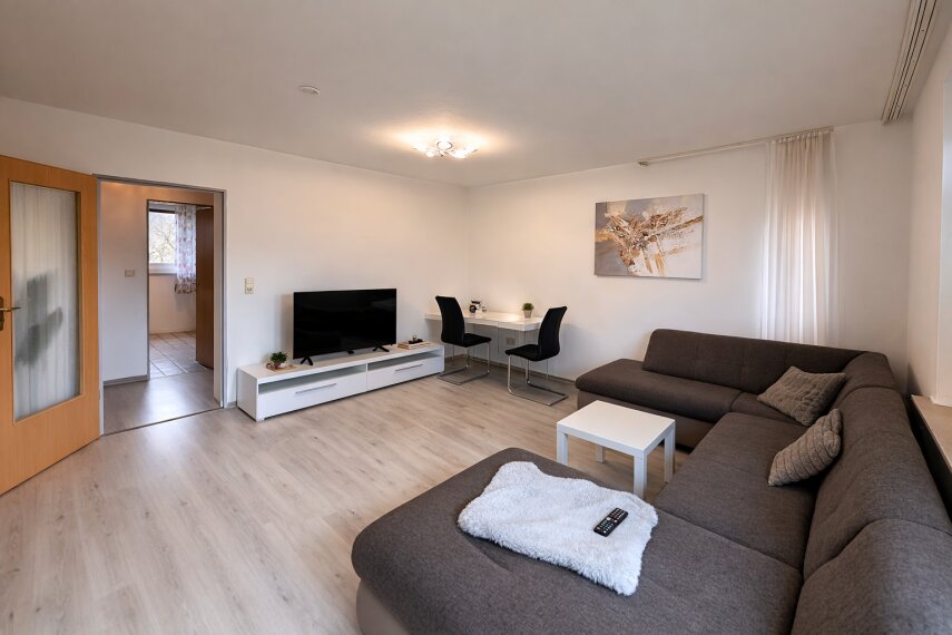 Großes Wohnzimmer mit Balkon +