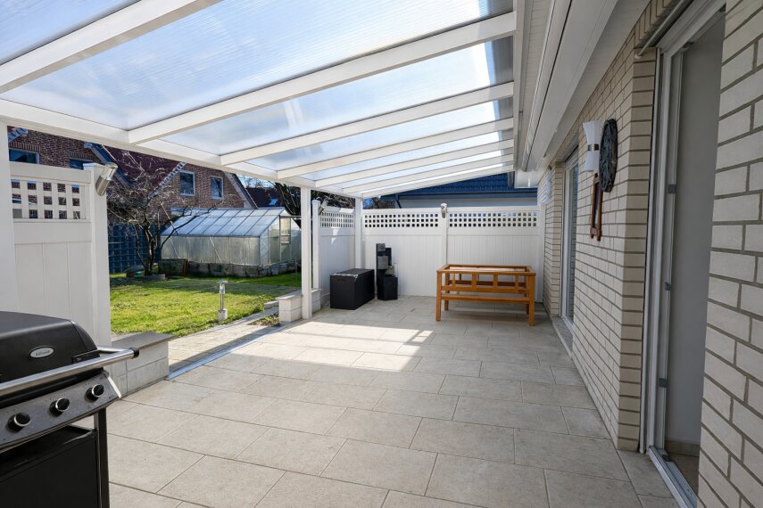 Große Terrasse vor dem Garten