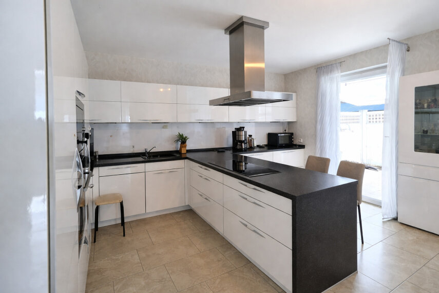 Moderne Einbauküche vor der Terrasse