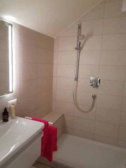 Bad mit Dusche-Glasabtrennung