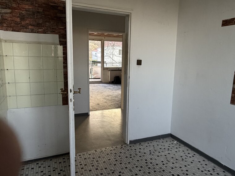 Blick von Küche in Wohnzimmer