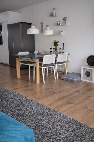 Helles Wohn- und Esszimmer 