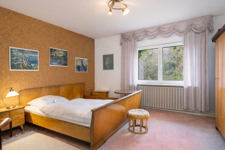 Helles Schlafzimmer mit Blick ins Grüne