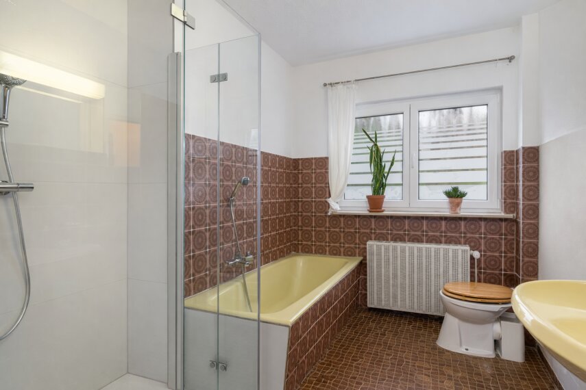 Badezimmer Wanne und Dusche EG