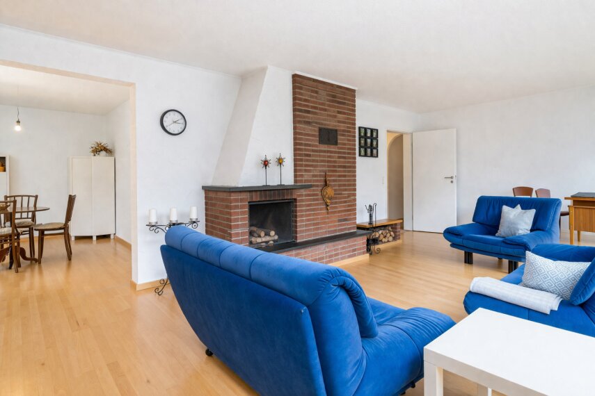 Helles, modernes Wohnzimmer mit Kamin