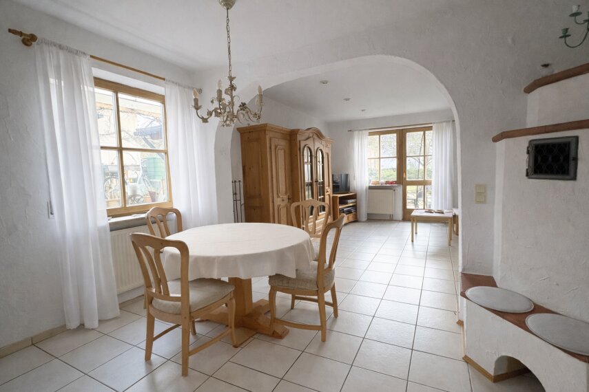 Esszimmer EG mit Kachelofen..