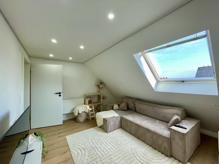 Wohnzimmer mit großem Fenster