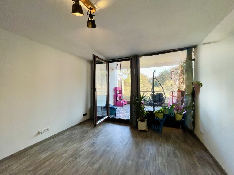 Wohnzimmer mit Blick ins Grüne