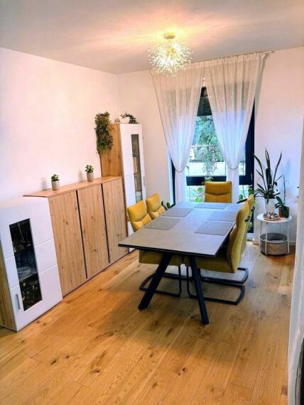 Essbereich in großem offenen Wohnbereich