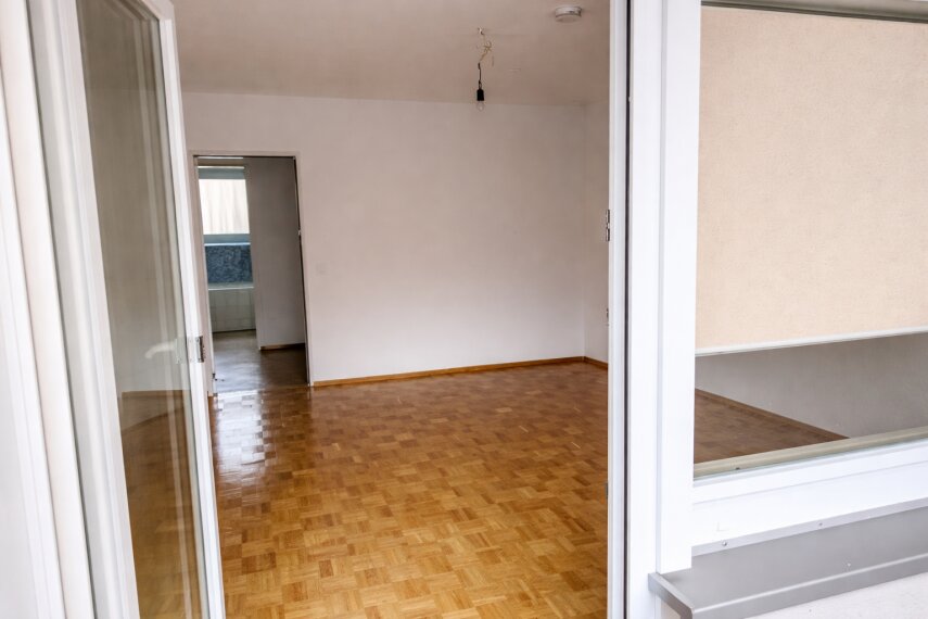 Blick vom Balkon ins Zimmer 1