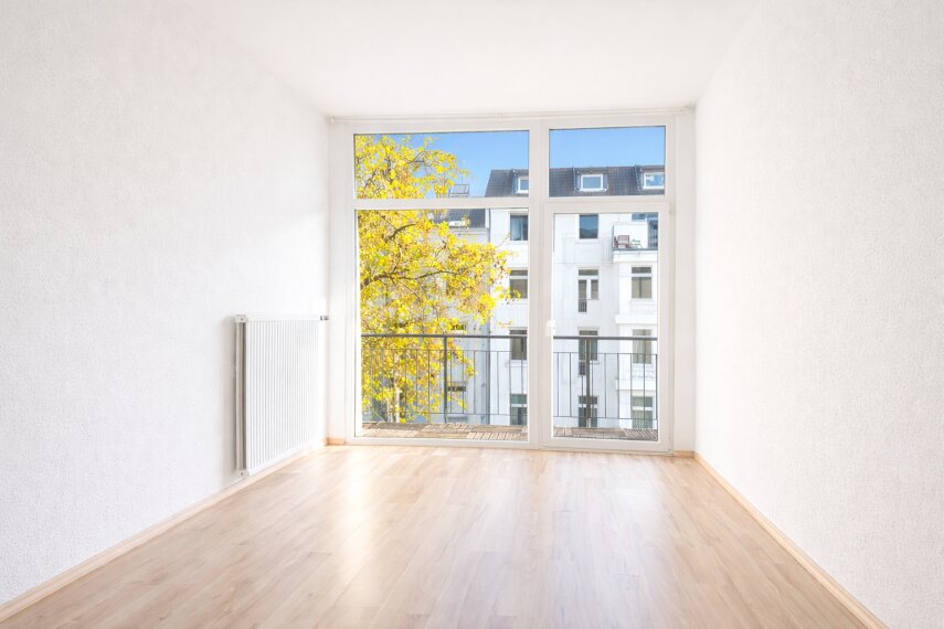 Wohnzimmer mit Balkon