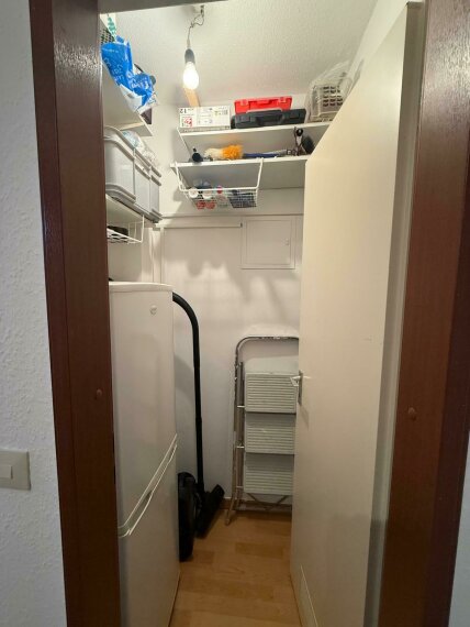 Abstellkammer mit Kühlschrank