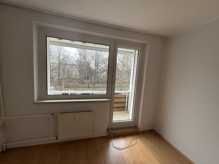 Wohnzimmer mit Balkon