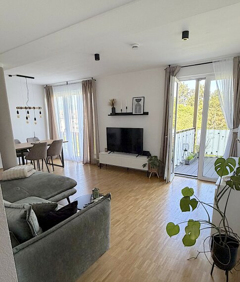 Wohnzimmer mit Ausgang Balkon