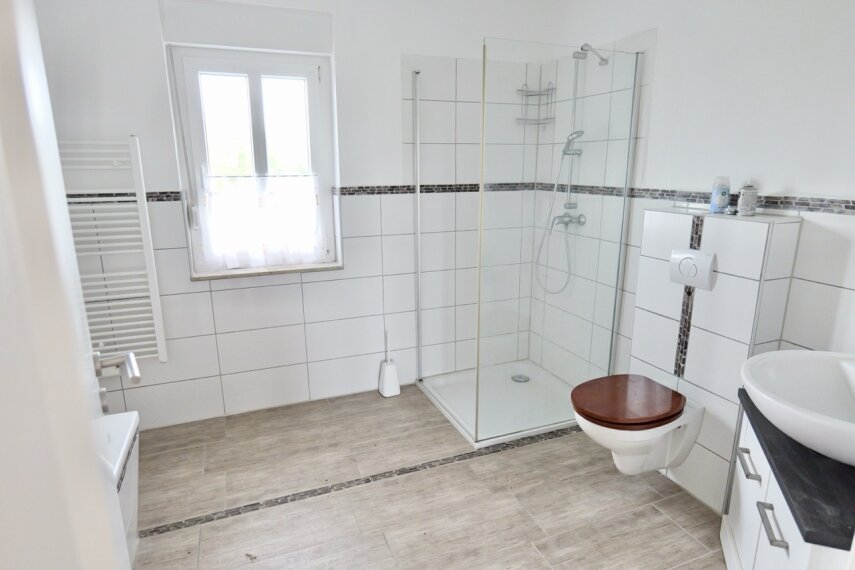Bad mit Wanne + Dusche