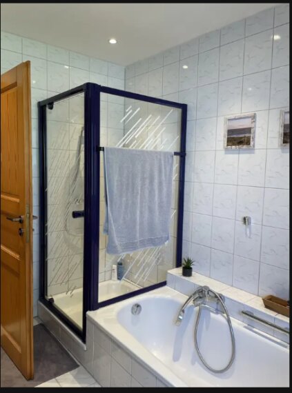 Dusche mit Wanne