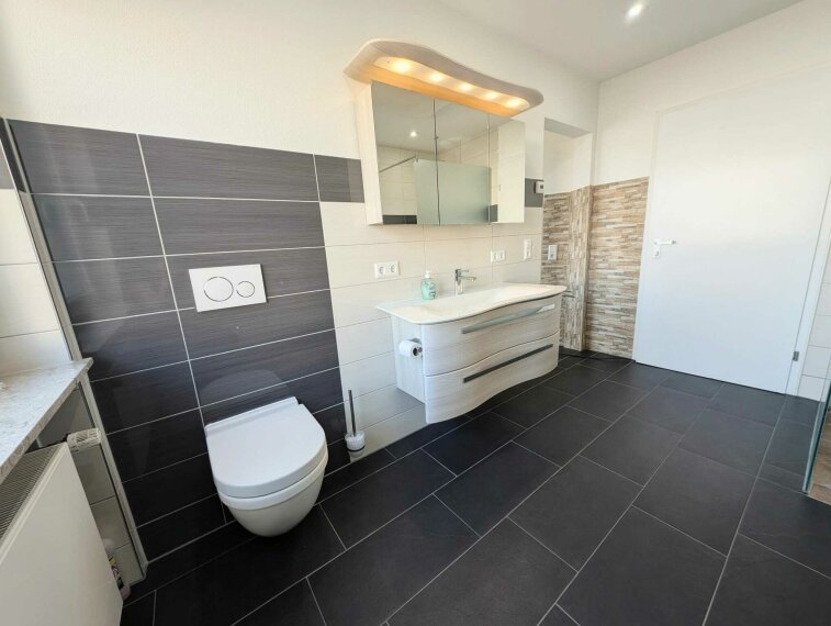 Badezimmer Dusche u. Badewanne