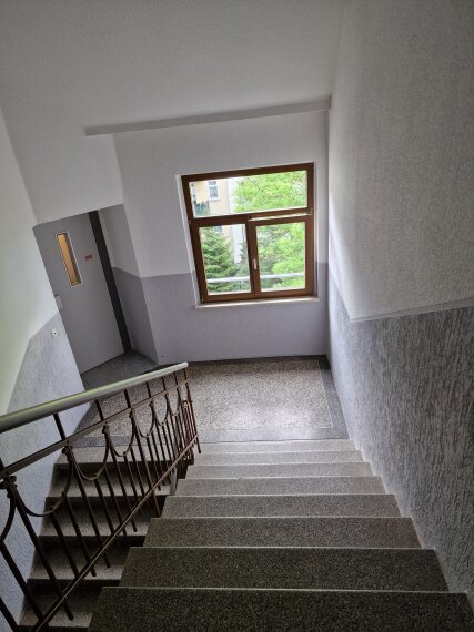 Treppenhaus mit Fahrstuhl