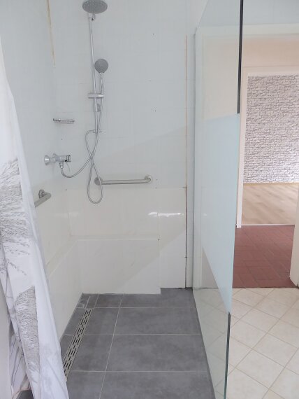 Begehbare Dusche mit Glaswand