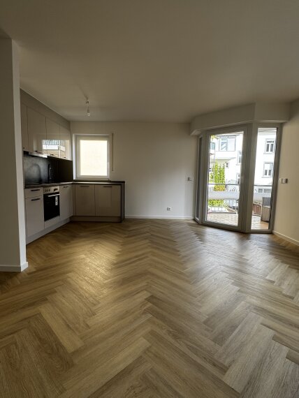 Wohnzimmer-Blick zum Balkon