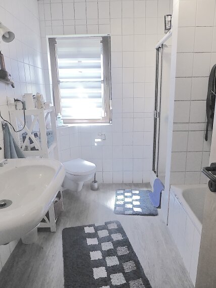 Tageslichtbad mit Wanne und Dusche OG