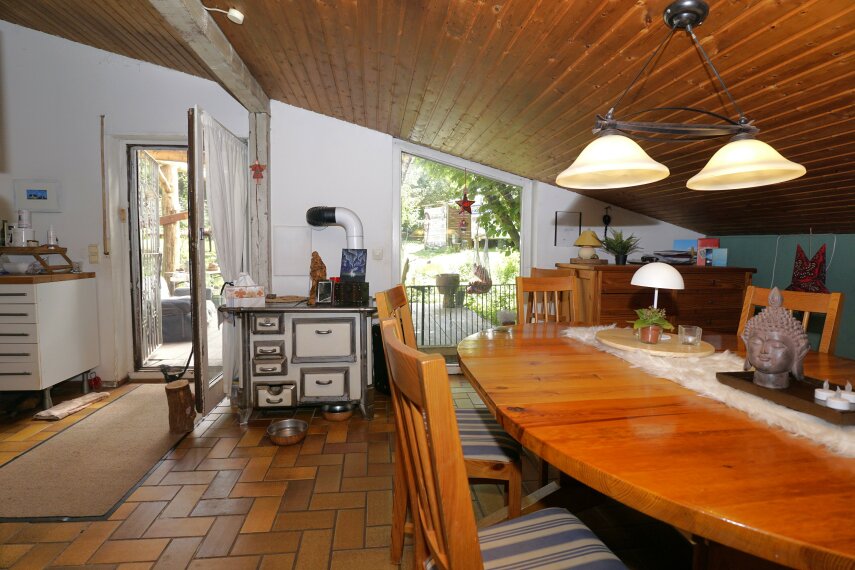 Essbereich mit Terrasse und Garten