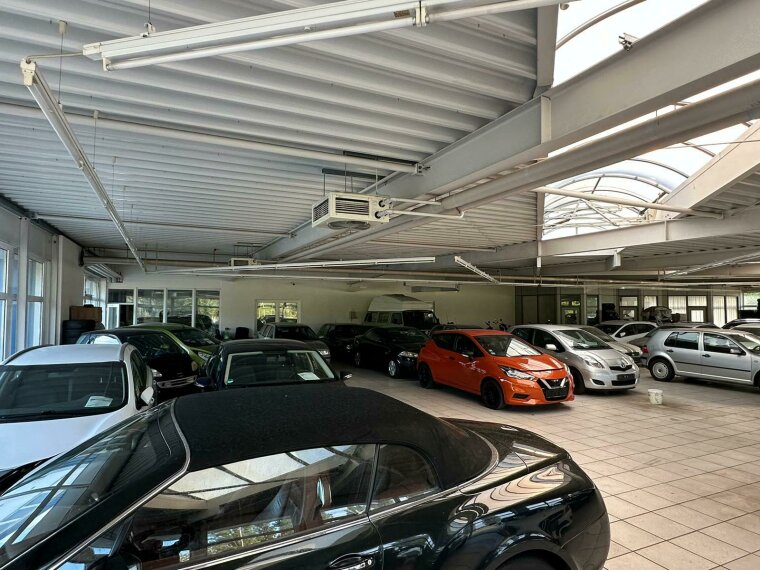 Autohaus innen
