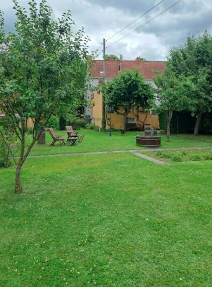 Großer Garten mit Gartenhaus