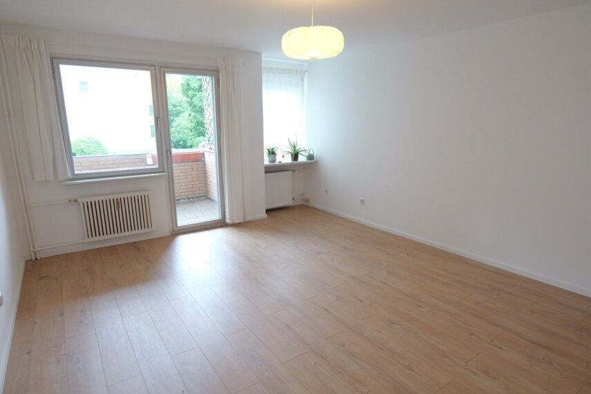 Helles Wohnzimmer mit Balkon