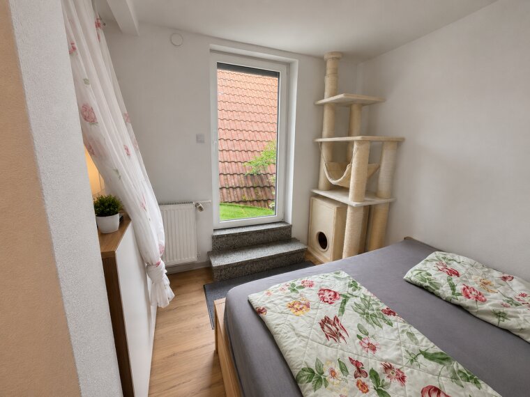 Schlafzimmer mit Katzenterasse