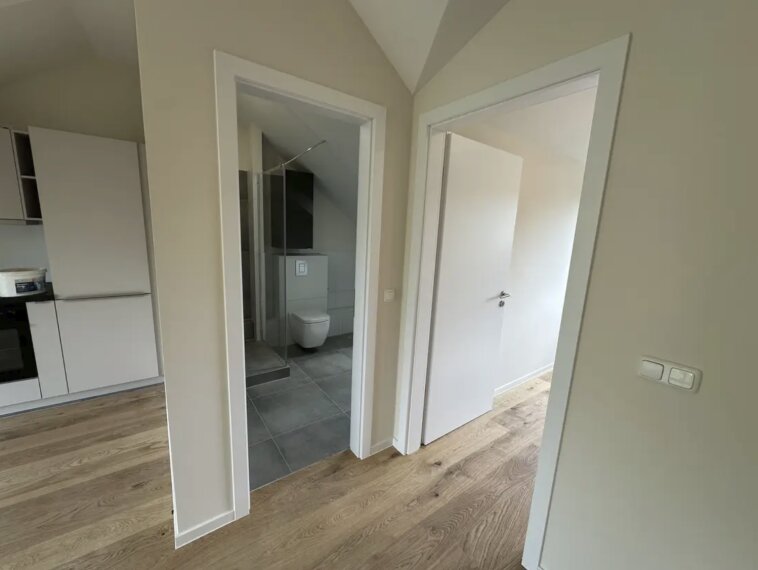 Bad und Schlafzimmer