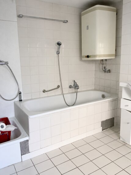 Bad mit Wanne und Dusche