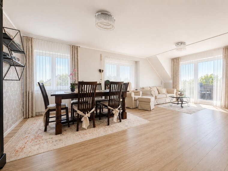 Wohn-/ Esszimmer mit Balkon 