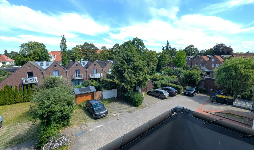Blick vom Balkon in ruhige Hinterhoflage