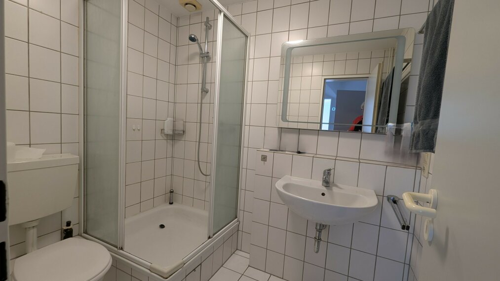 Badezimmer mit stabiler Duschtrennwand
