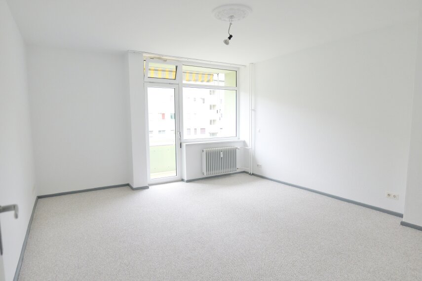 Wohnzimmer mit Balkon