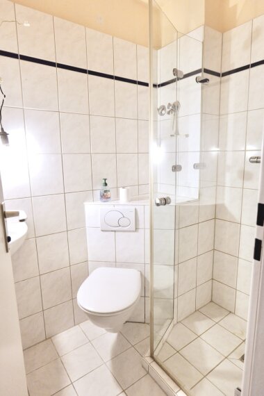 Gäste-WC mit Dusche