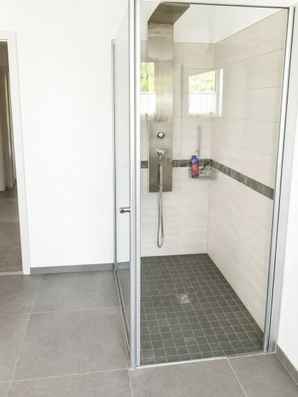 Dusche im Badezimmer
